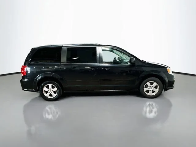 Used 2013 Brilliant Black Crystal Pearlcoat Dodge SXT image 6