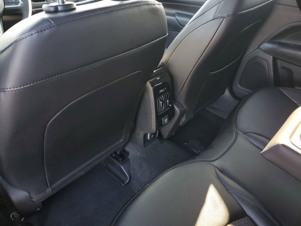 New 2026 Diamond Black Crystal Pearlcoat Jeep Latitude image 8
