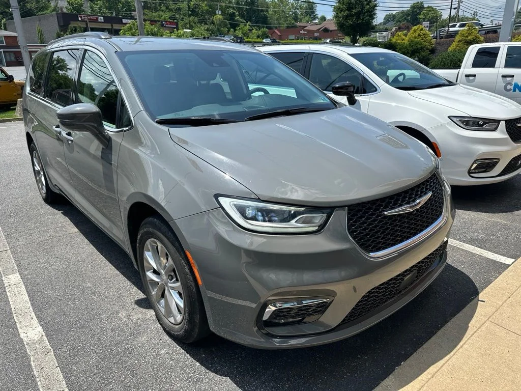 2022 Chrysler Pacifica Touring L's photo
