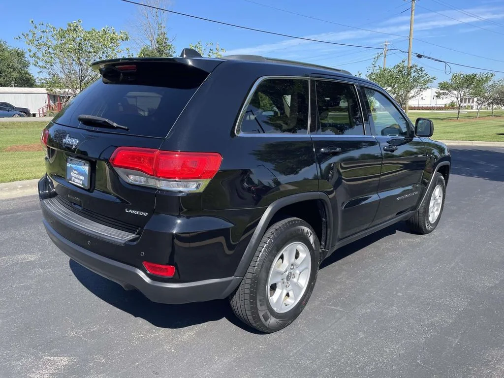 Used 2017 Diamond Black Crystal Pearlcoat Jeep Laredo image 6