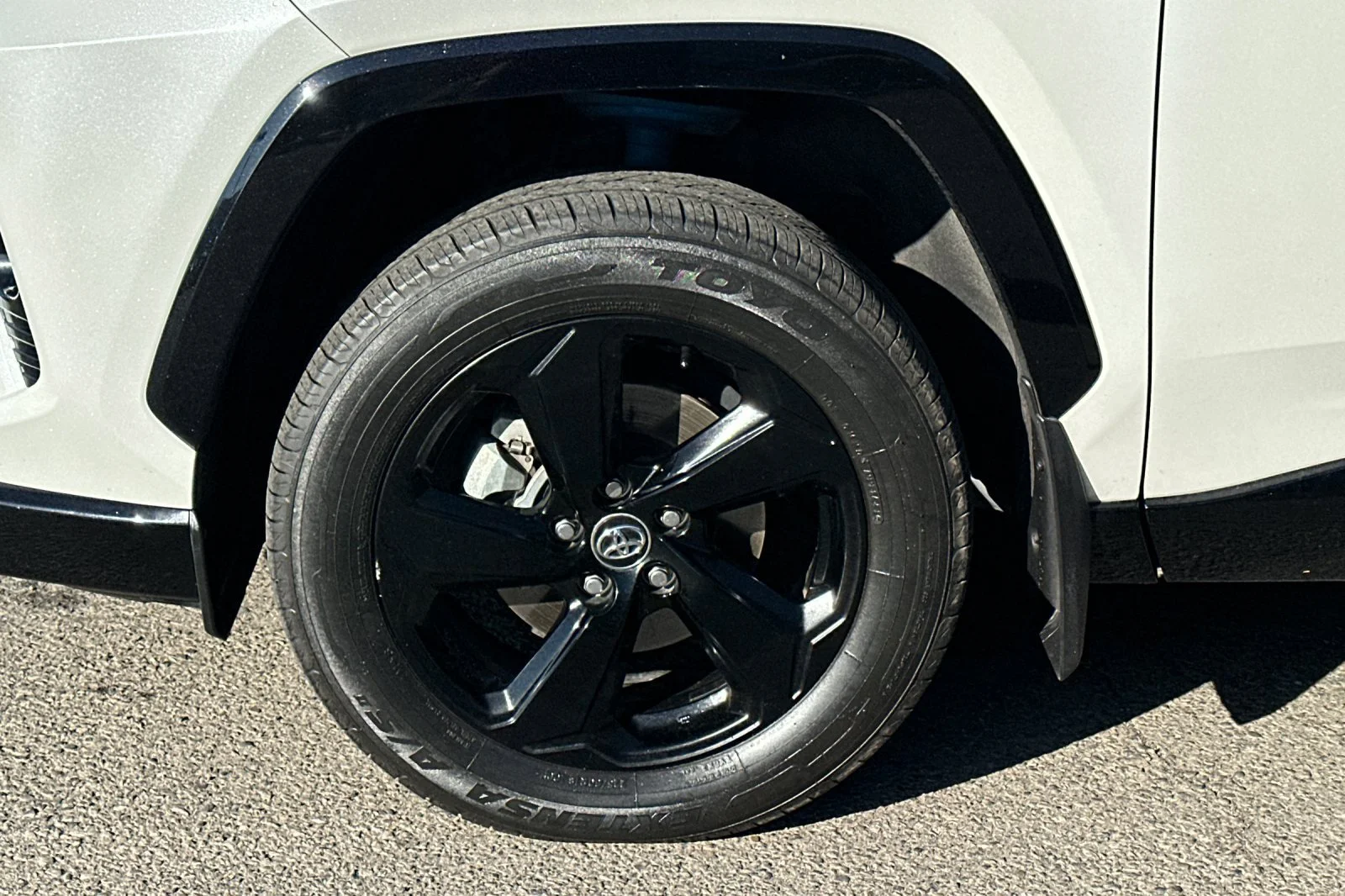 Used 2020  Toyota Hybrid XSE image 27