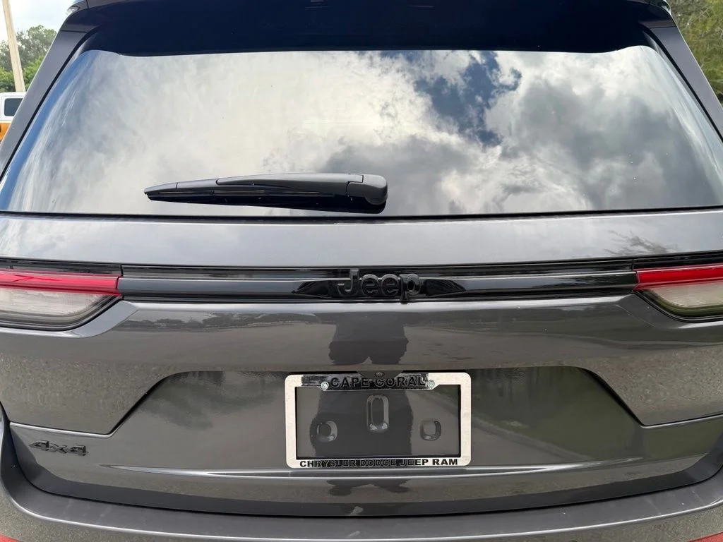 New 2026 Baltic Gray Metallic Clear-Coat Exterior Paint Jeep Laredo Altitude image 34