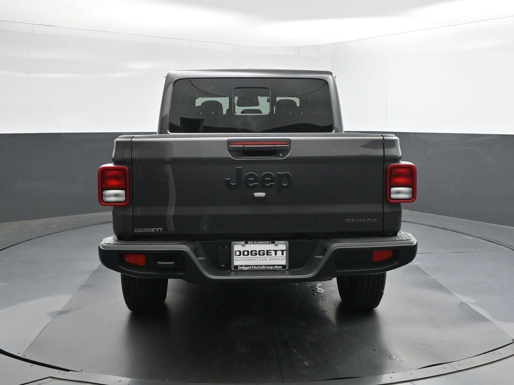 New 2026 Granite Crystal Metallic Clearcoat Jeep Sahara image 5