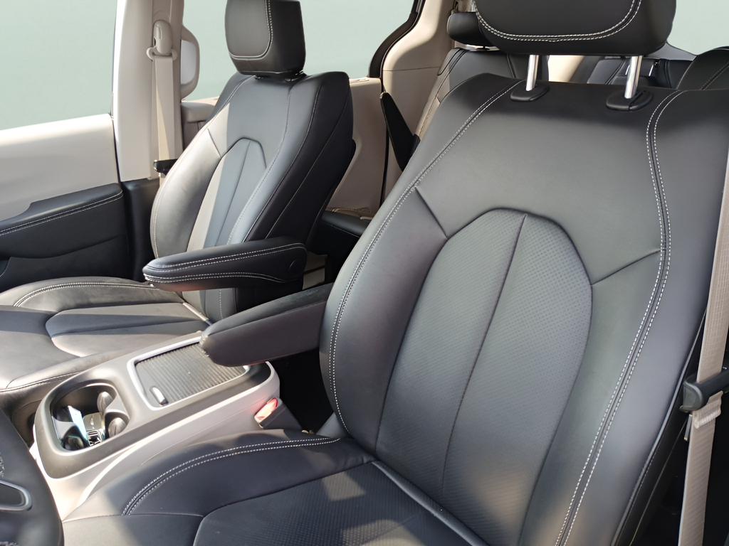 Used 2024 Silver Chrysler Touring L image 18