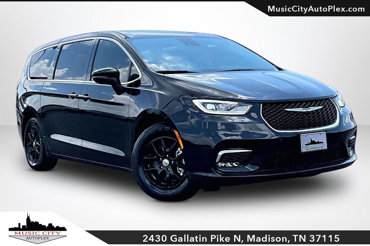 2023 Chrysler Pacifica Touring L's photo
