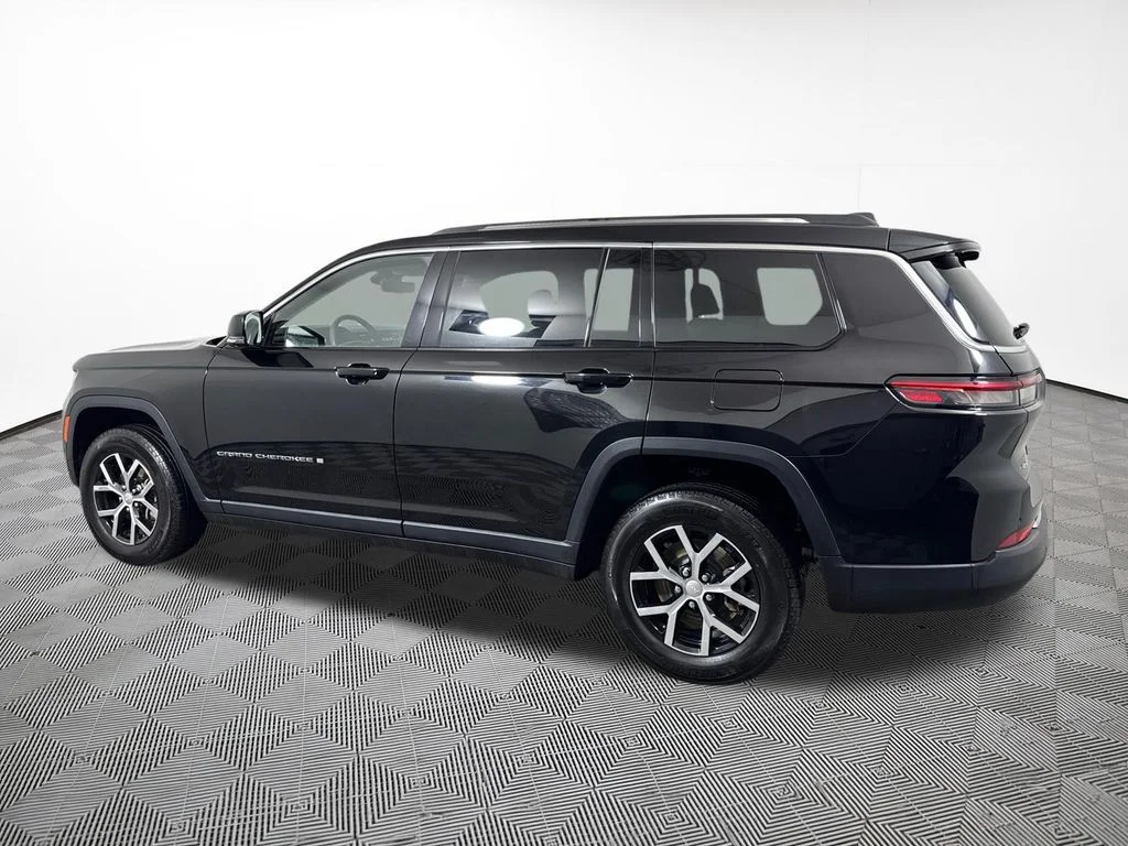 Used 2023 Diamond Black Jeep Limited image 11