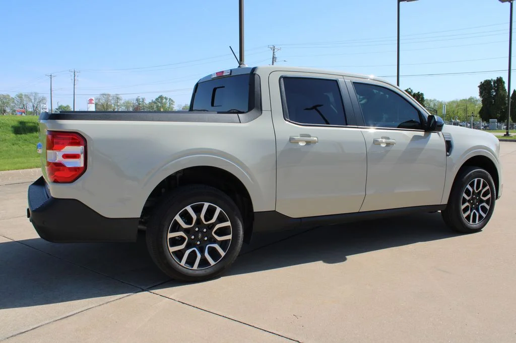Used 2024  Ford Lariat image 5