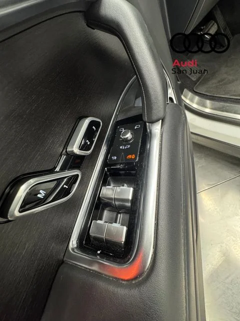 Used 2023 White Land Rover SE image 33
