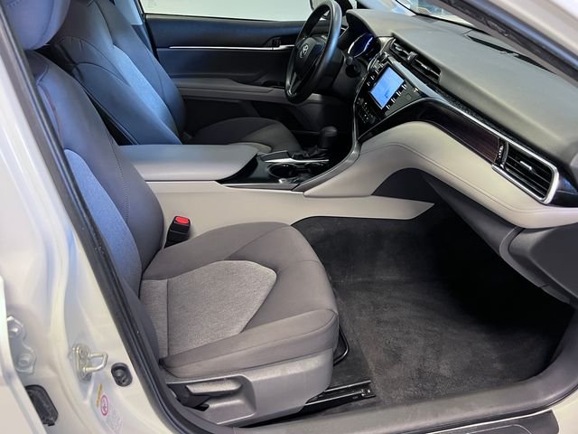 Used 2018 White Toyota LE image 10