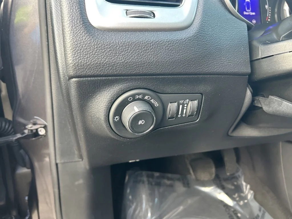 Used 2019 Gray Jeep Latitude image 34