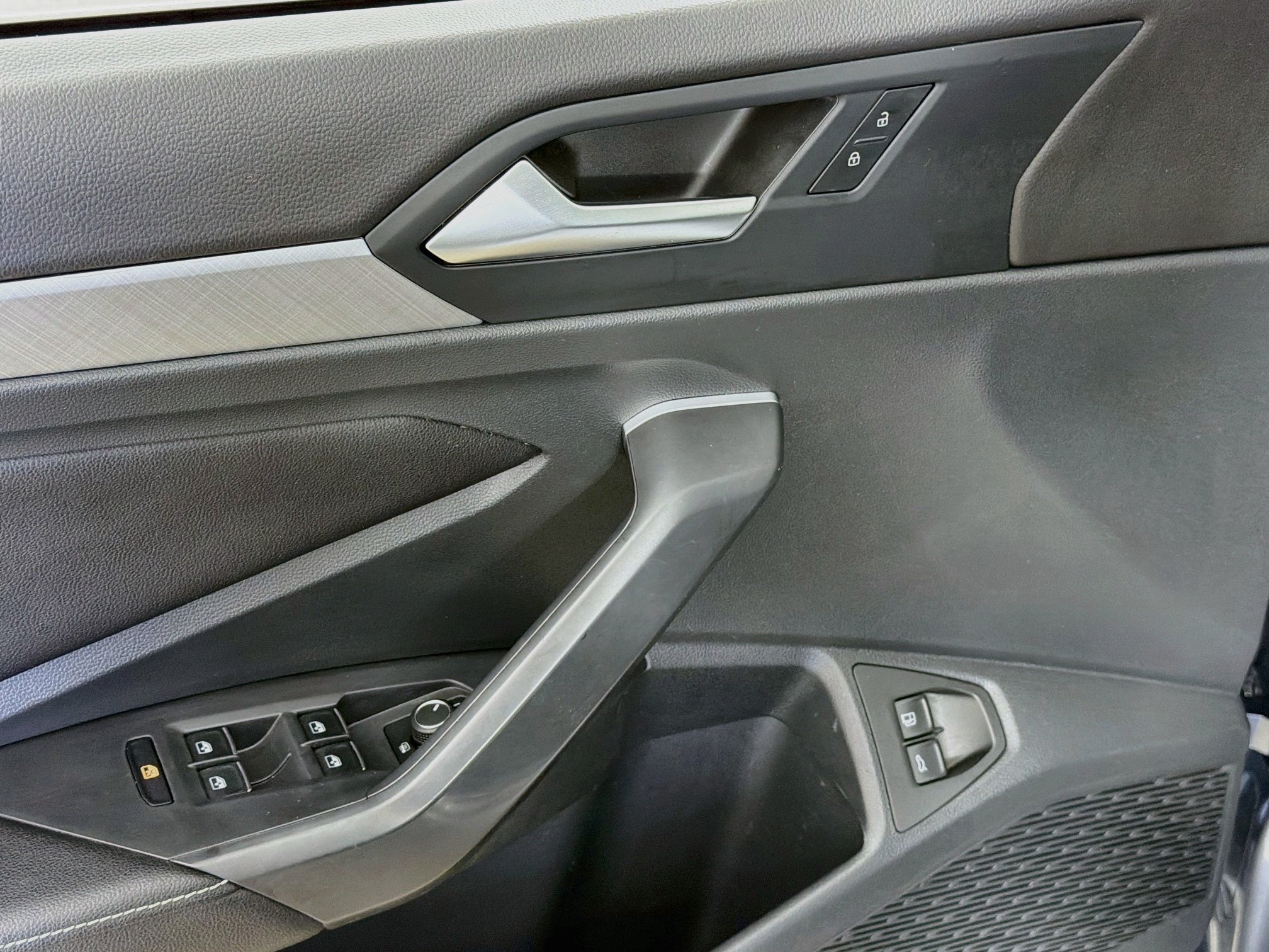 Used 2023 Platinum Gray Metallic Volkswagen SE image 17