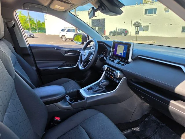 2024 Toyota RAV4 XLE - Photo 11