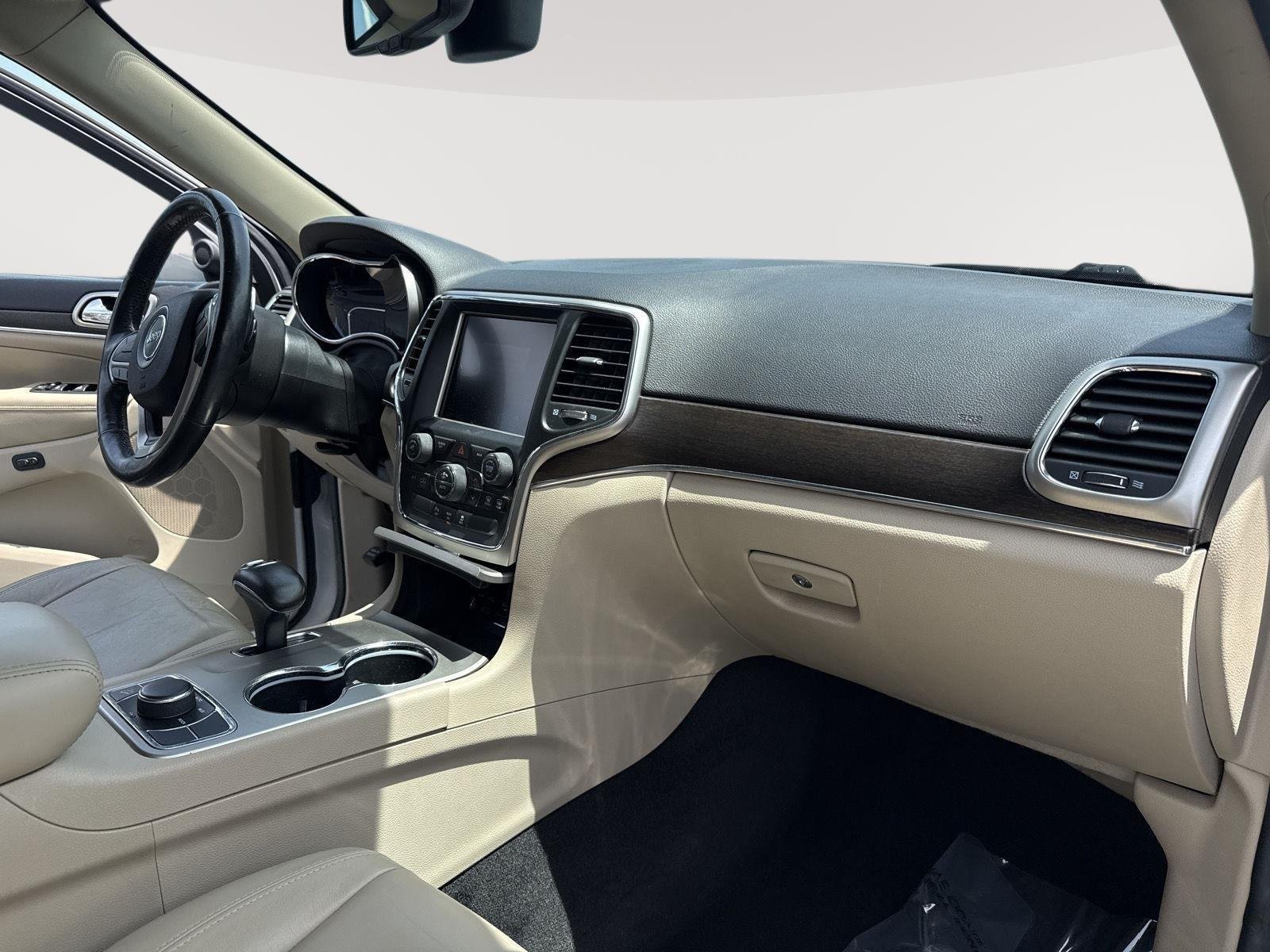 Used 2014 Bright White Clearcoat Jeep Limited image 25