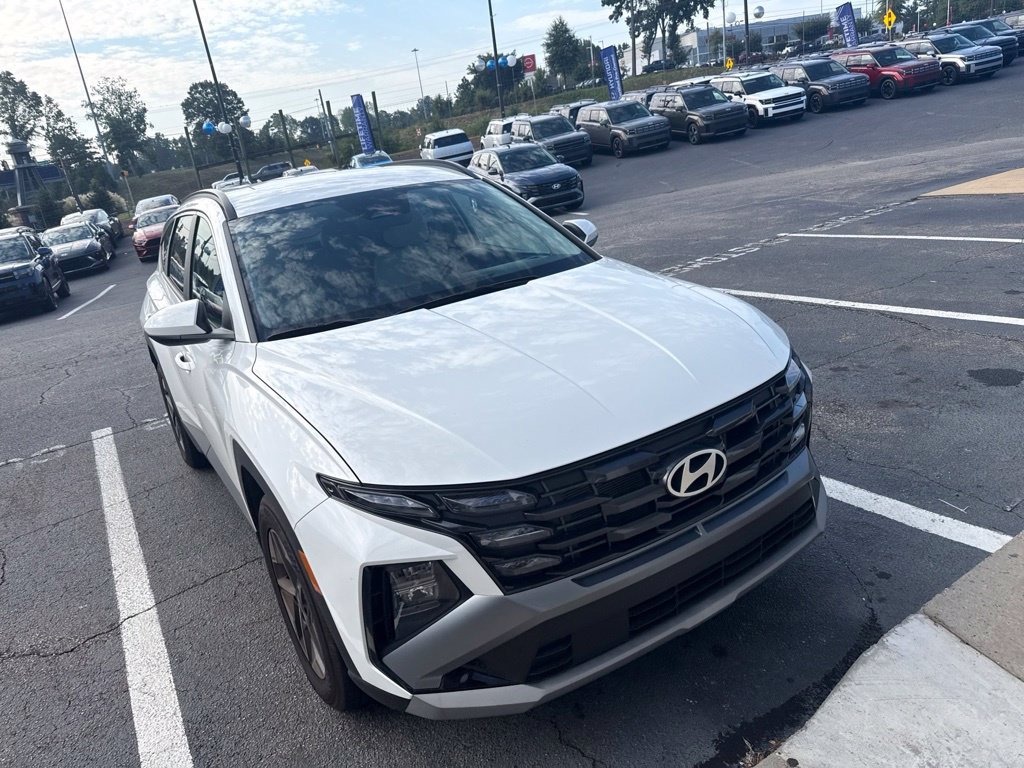 Used 2025 White Hyundai SEL image 4