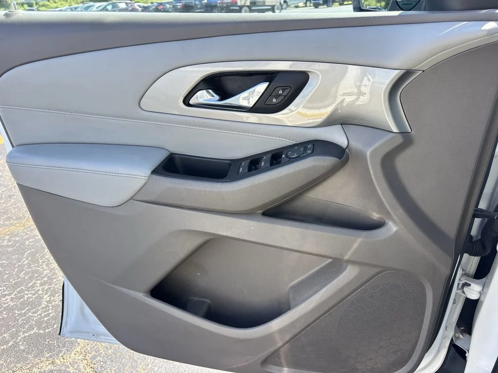 Used 2021 SUMMIT WHITE Chevrolet LT Cloth image 13