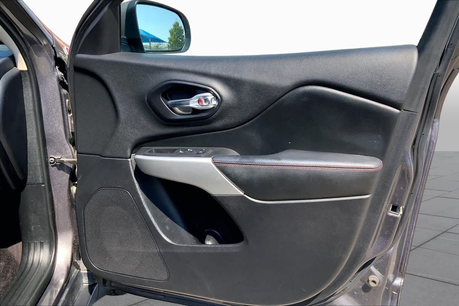 Used 2018 Granite Crystal Metallic Clearcoat Jeep Trailhawk image 23