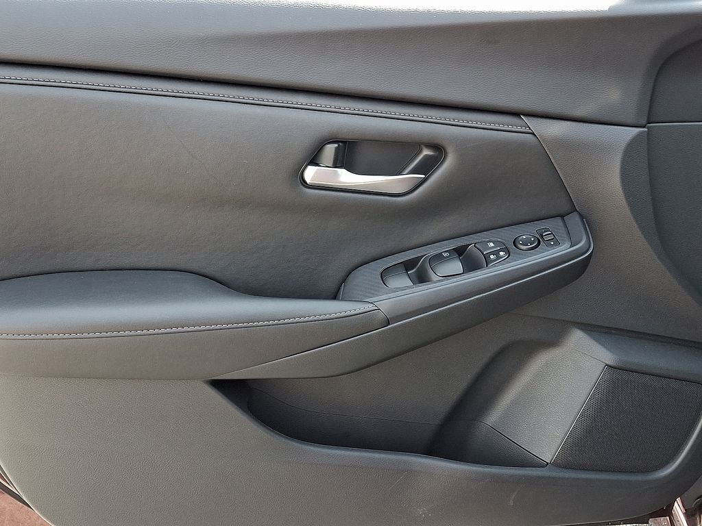 Used 2023 Rosewood Metallic Nissan SV image 13