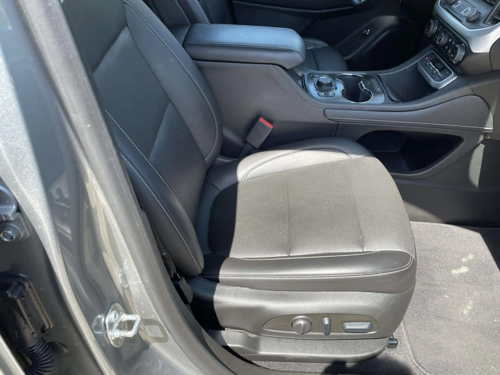Certified Used 2023 Sterling Metallic GMC SLT image 23