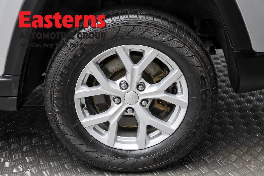 Used 2023 Silver Jeep Limited image 8