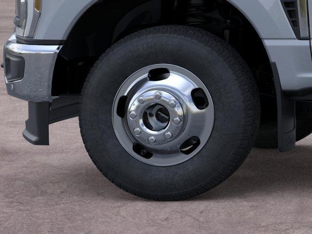New 2026 Glacier Gray Metallic Tri-Coat Ford F-350® Lariat® image 39