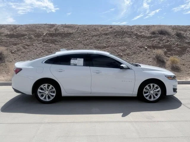 Used 2022 White Chevrolet LT image 4