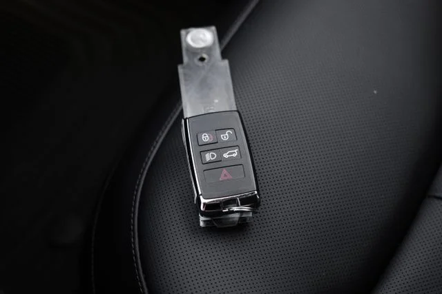New 2026 Santorini Black Land Rover Dynamic SE image 71