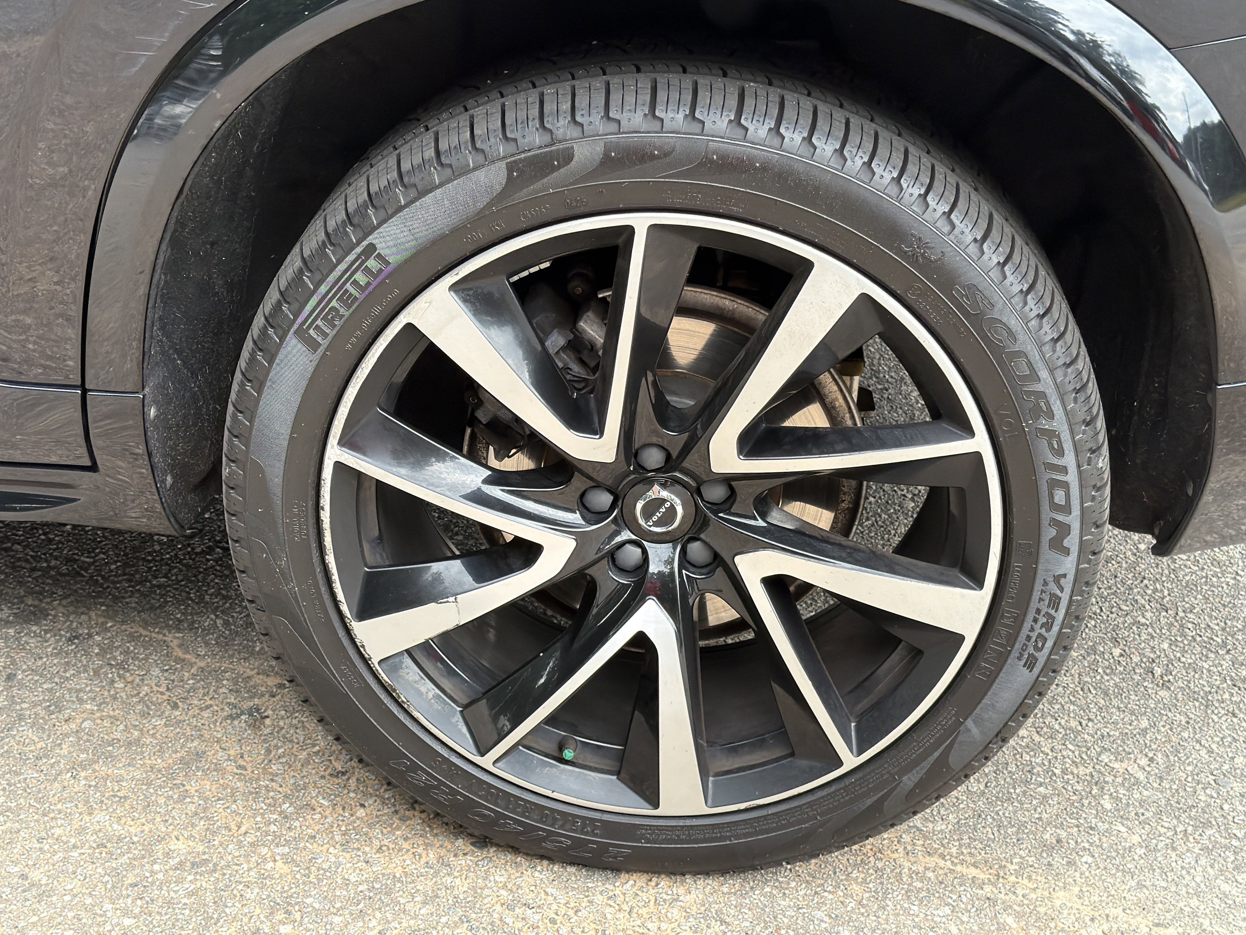 Used 2021 Onyx Black Metallic Volvo Momentum image 31