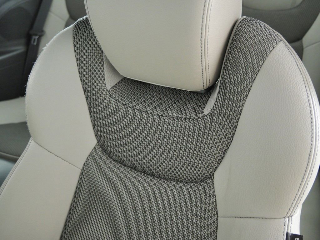 Used 2015 Black Hyundai 3.8 image 33