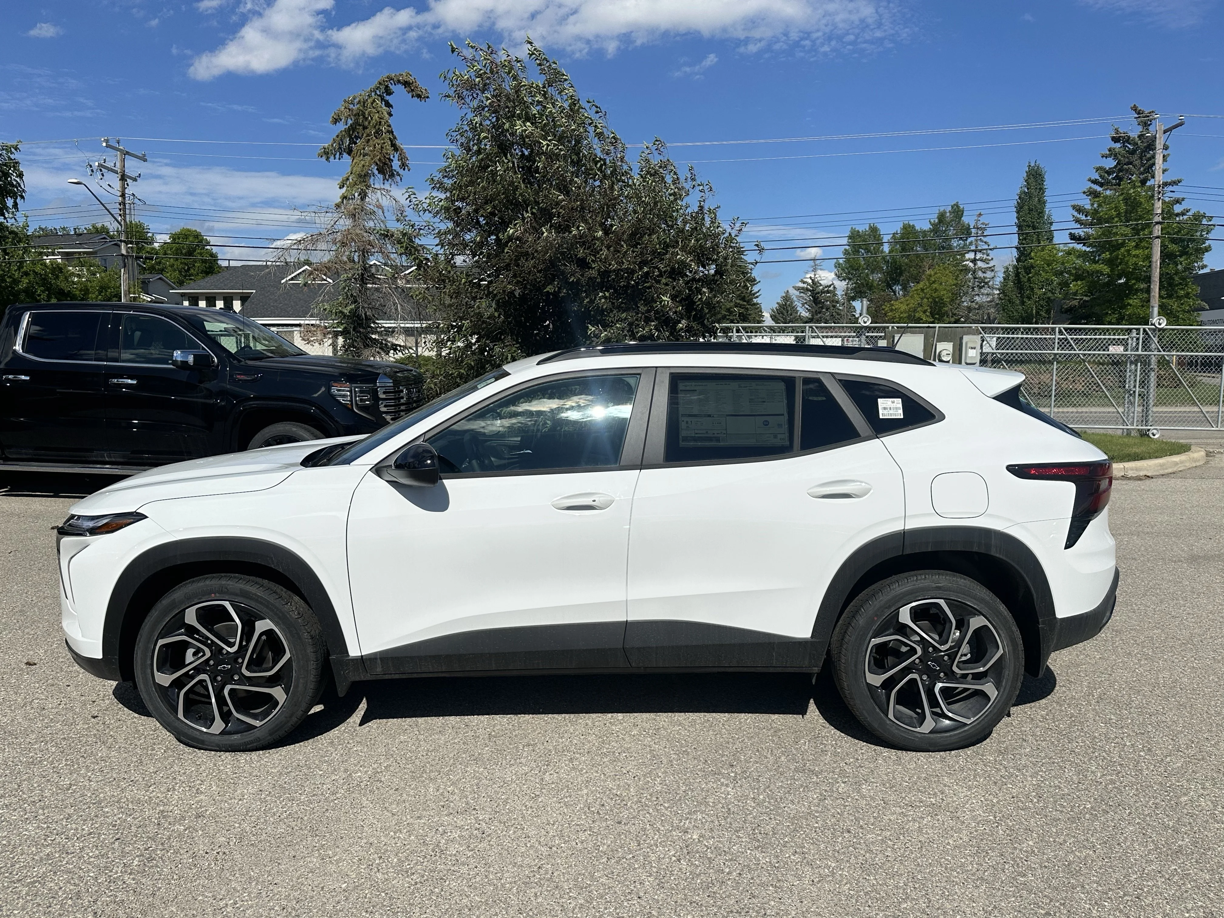 New 2026 Summit White Chevrolet 2RS image 3