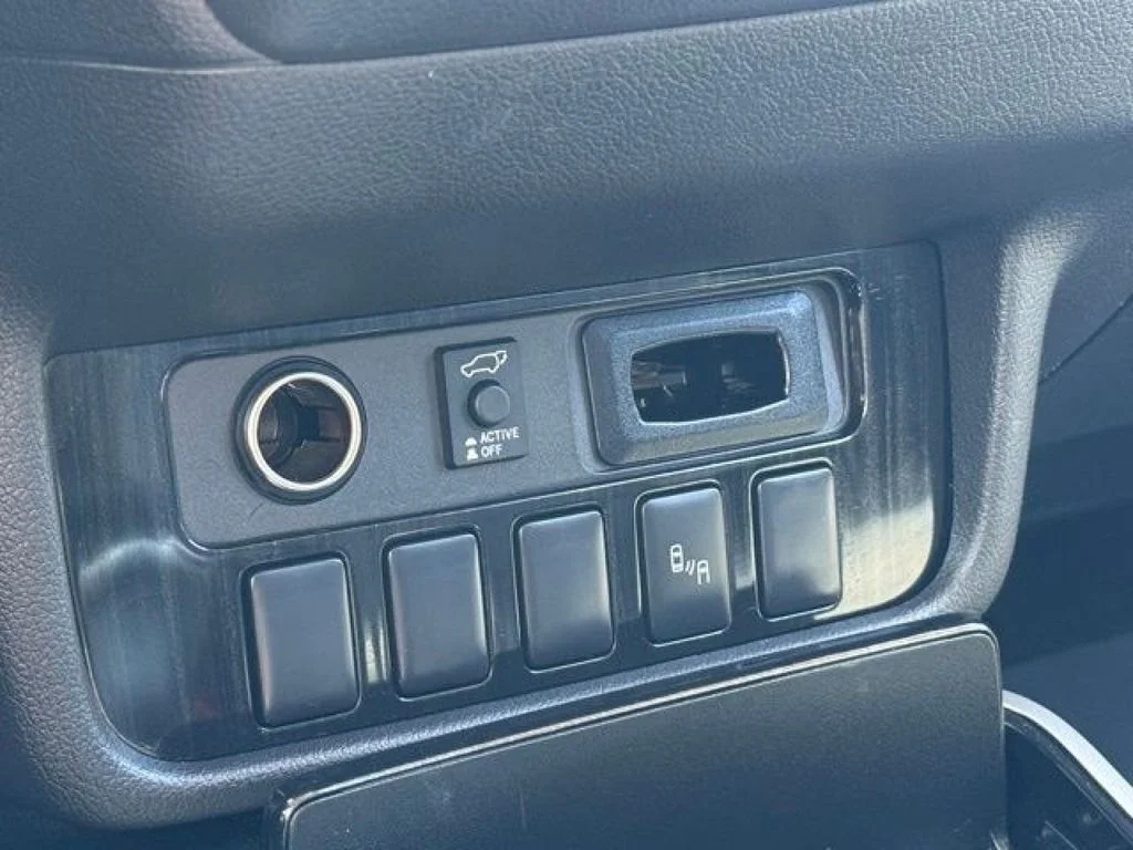 Used 2018  Mitsubishi SEL image 18