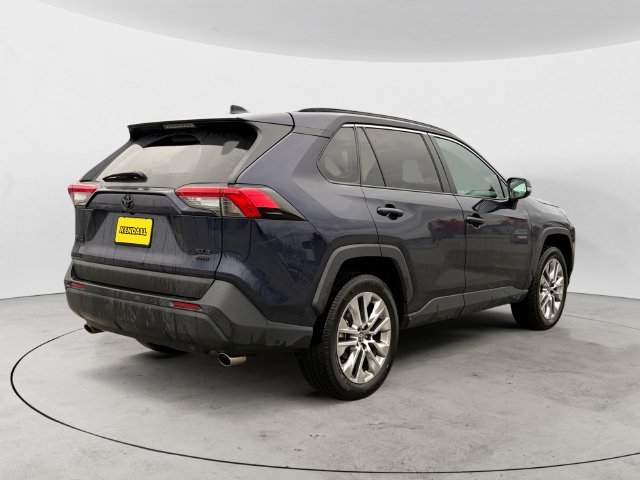 Used 2025  Toyota XLE Premium image 5