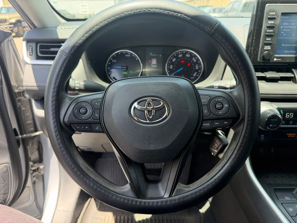 Used 2022 Silver Toyota LE image 22