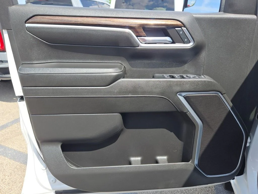 Used 2024 White GMC Elevation image 20