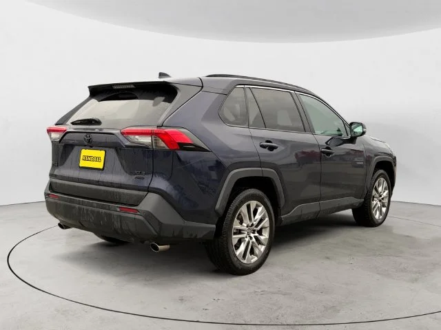 Used 2025  Toyota XLE Premium image 5