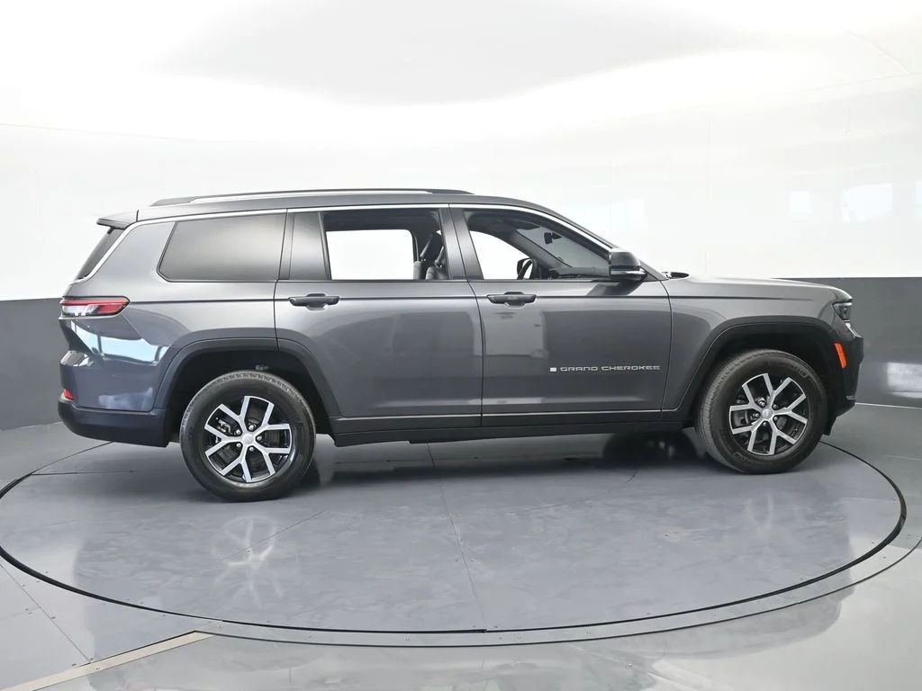 Used 2023 Baltic Gray Metallic Clearcoat Jeep Limited image 6