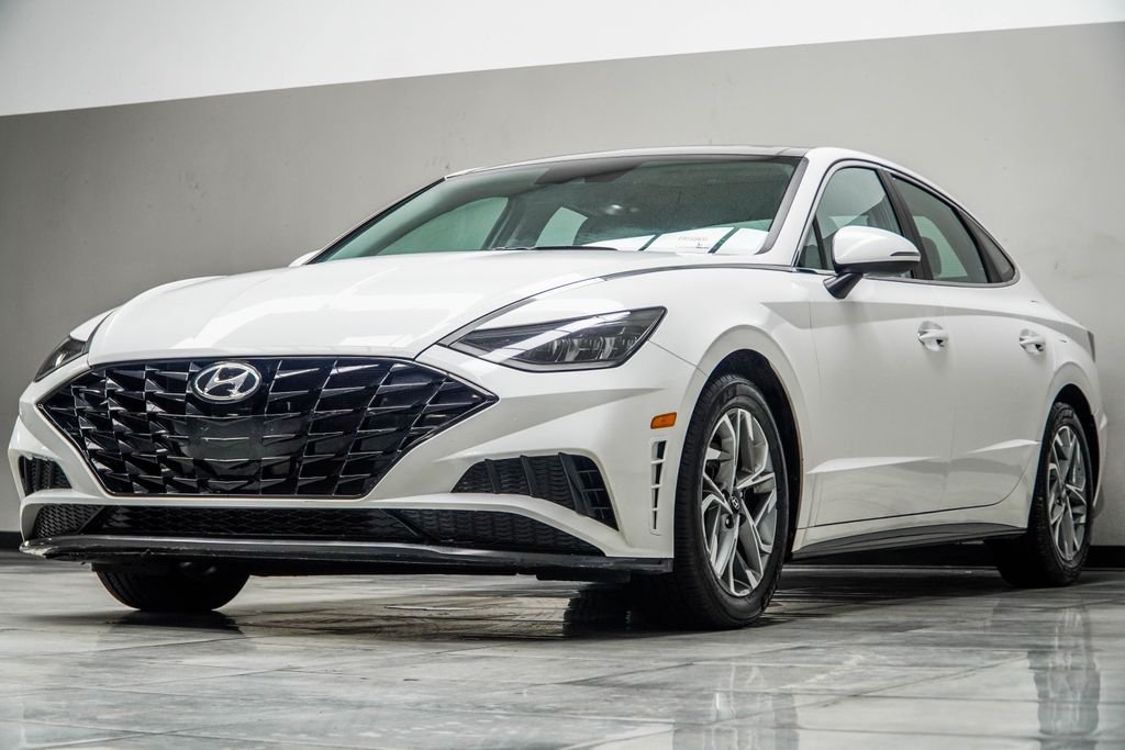 Used 2023 White Hyundai SEL image 7