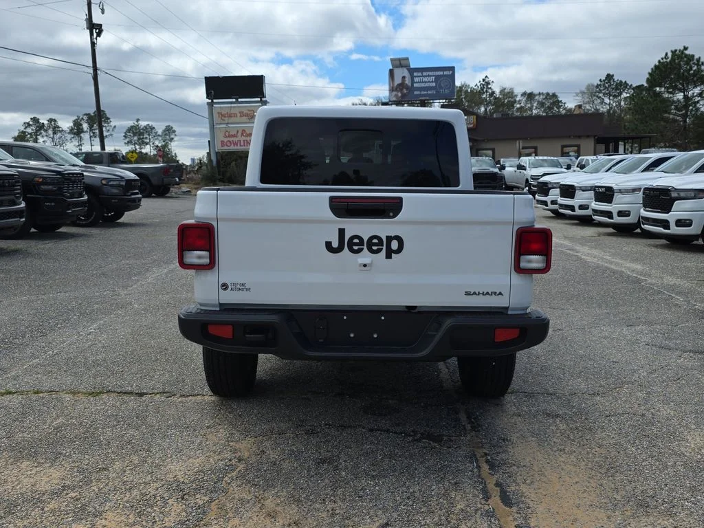 New 2026 Bright White Clear-Coat Exterior Paint Jeep Sahara image 5