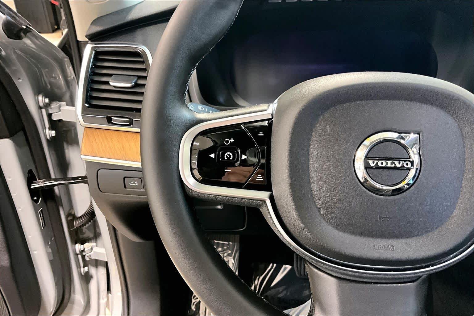 Used 2025 Vapour Grey Metallic Volvo Plus image 23