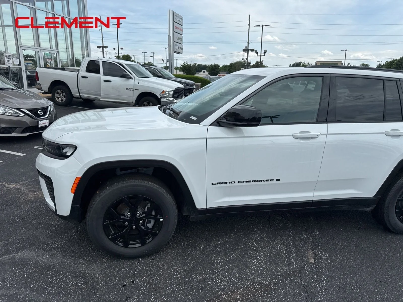 New 2026 Bright White Clear-Coat Exterior Paint Jeep Altitude image 3