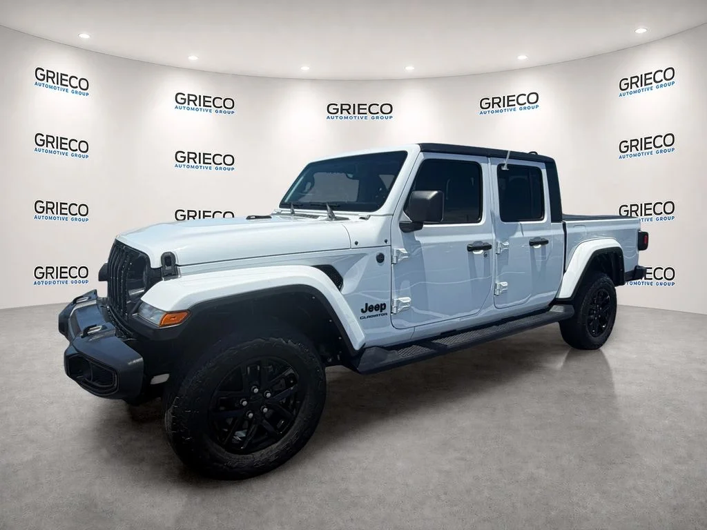 Used 2022 White Jeep Sport image 3