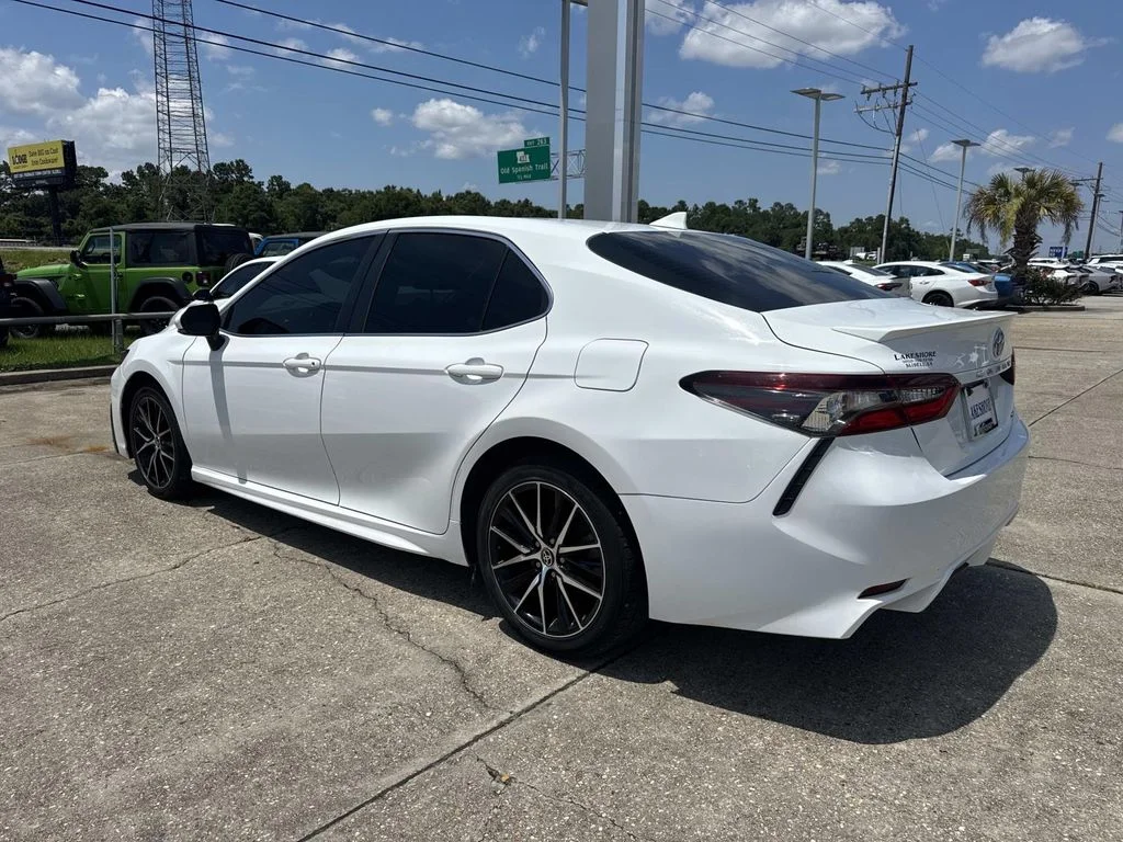 Used 2022 White Toyota SE image 5