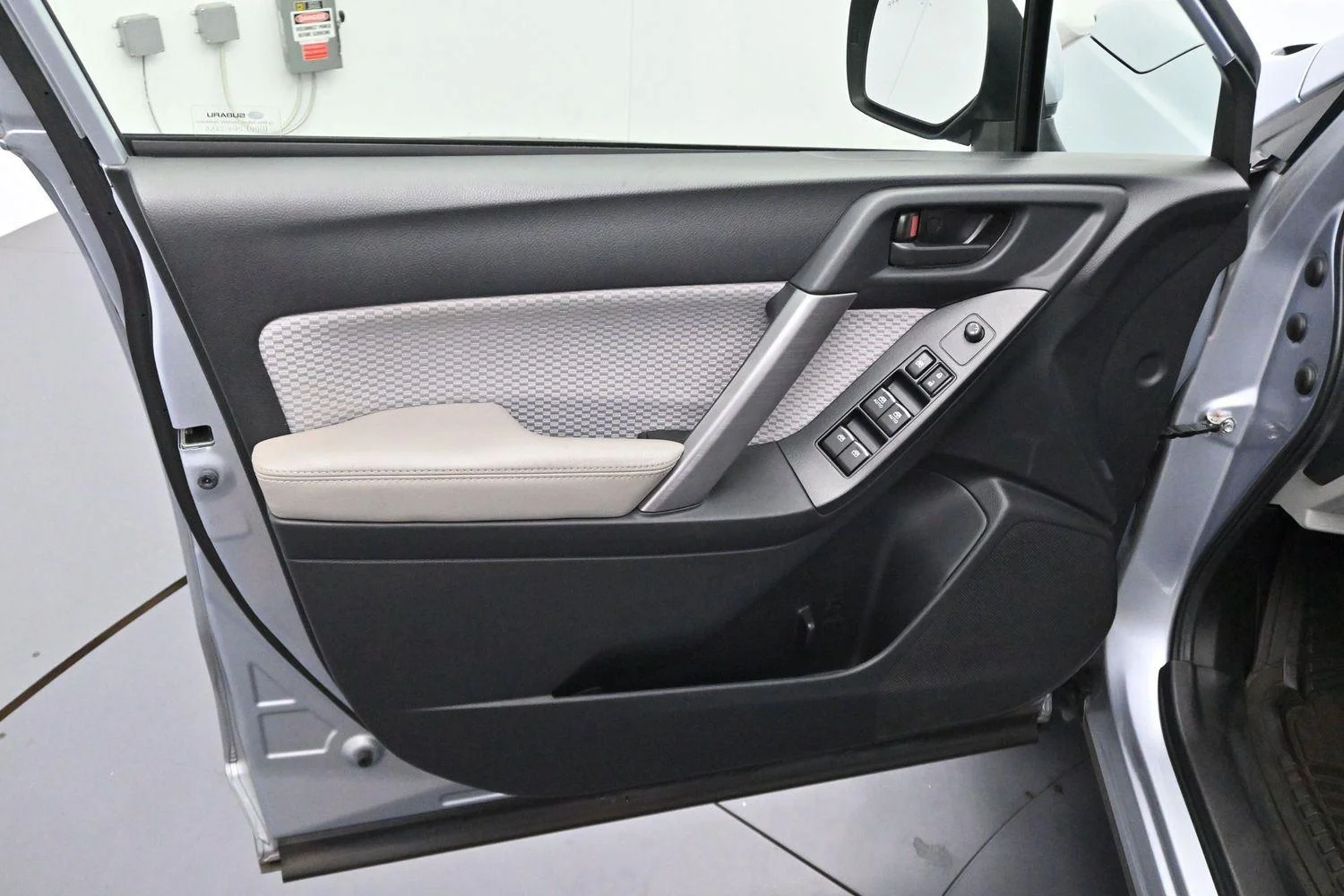 Used 2018 Ice Silver Metallic Subaru Premium image 9