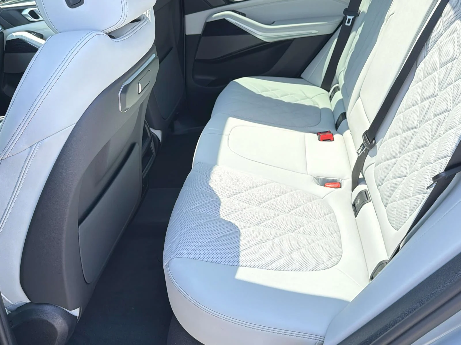 New 2026 Brooklyn Grey Metallic BMW xDrive50e Plug-In Hybrid image 9