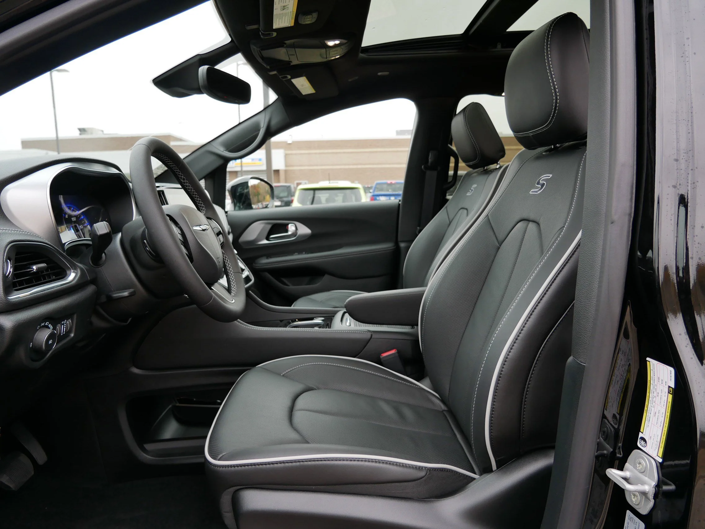 New 2026 Diamond Black Crystal Pearl-Coat Exterior Paint Chrysler Limited image 6
