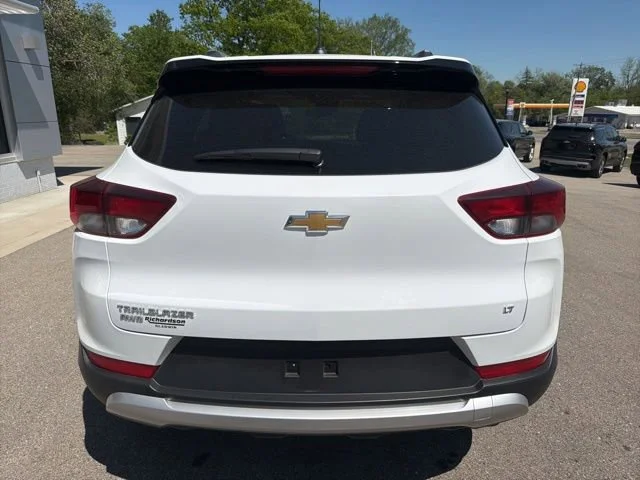 Used 2025 Summit White Chevrolet LT image 4