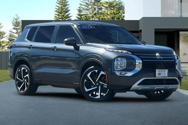 Used 2024  Mitsubishi SE image 2
