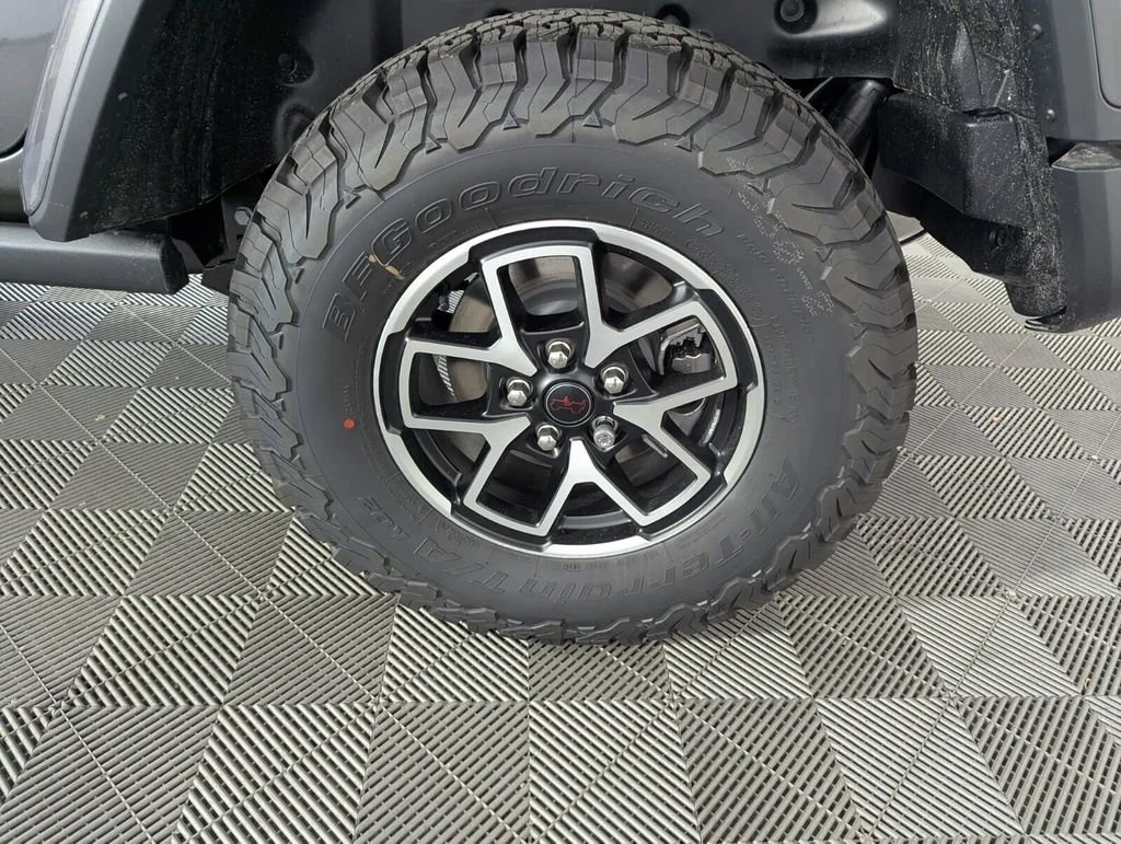 New 2026 Granite Crystal Metallic Clear-Coat Exterior Paint Jeep Rubicon image 17
