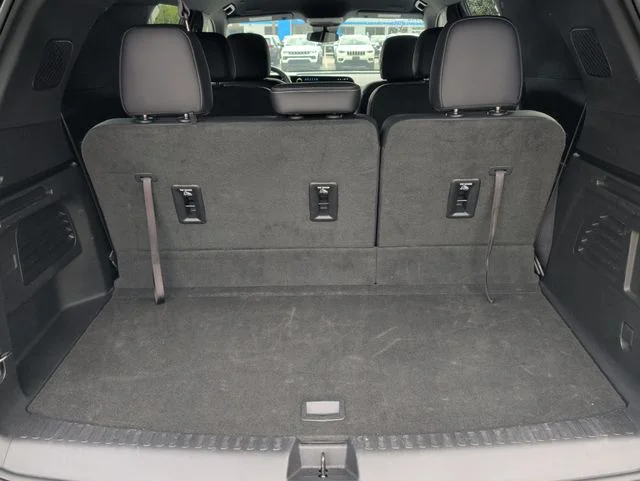 Used 2025 White Chevrolet LT image 28