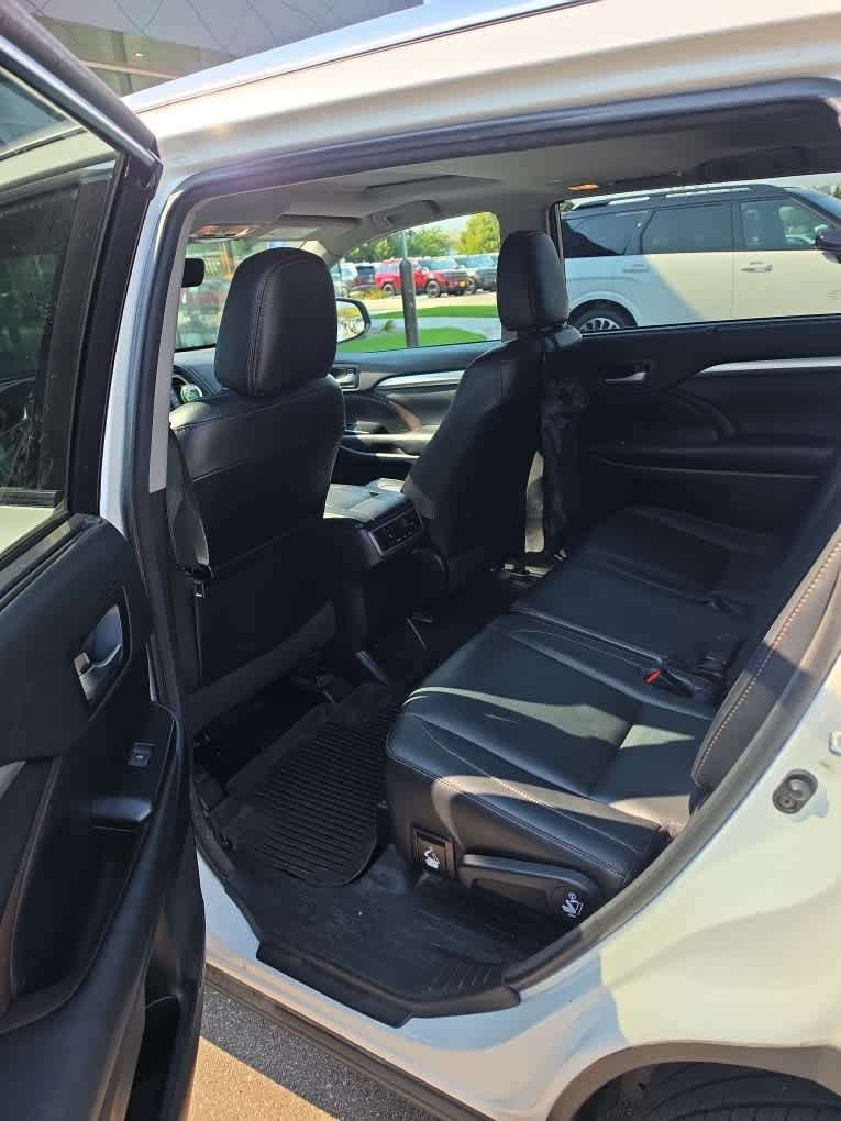 Used 2017 Blizzard Pearl Toyota XLE image 8