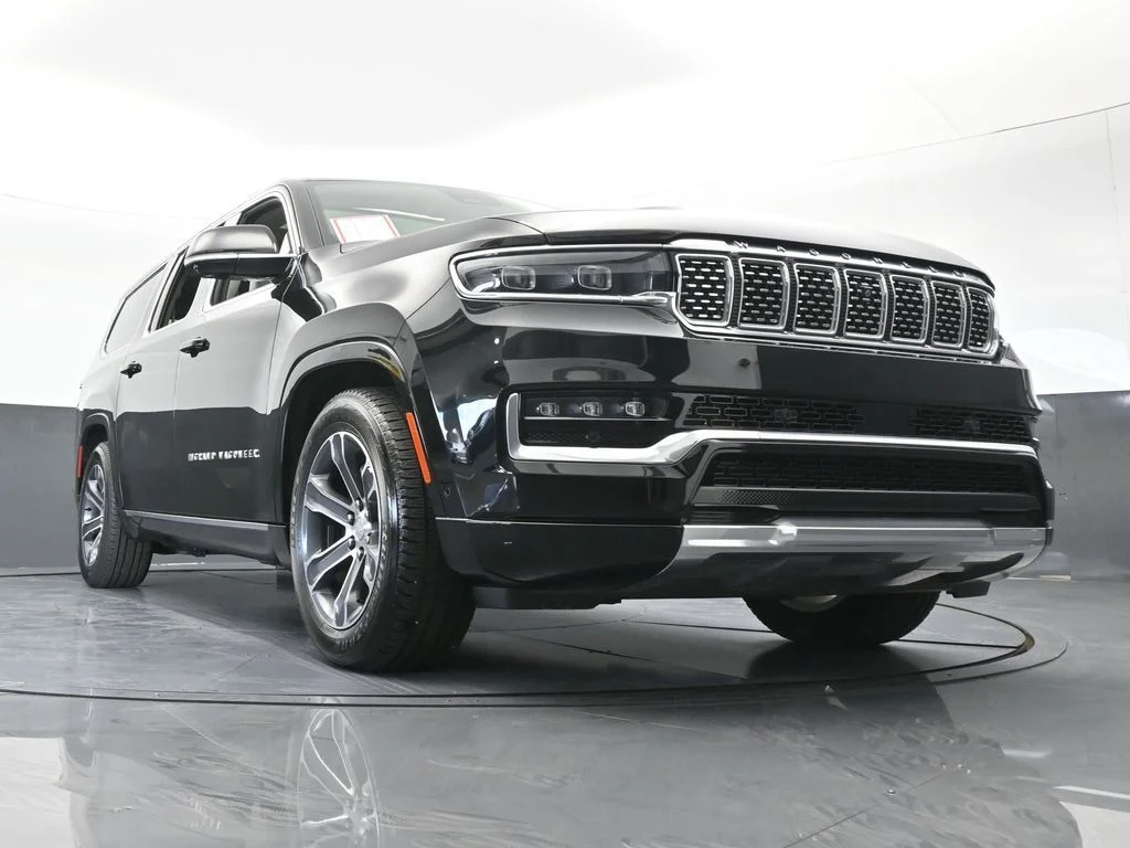 Used 2024 Diamond Black Crystal Pearlcoat Jeep Base image 77
